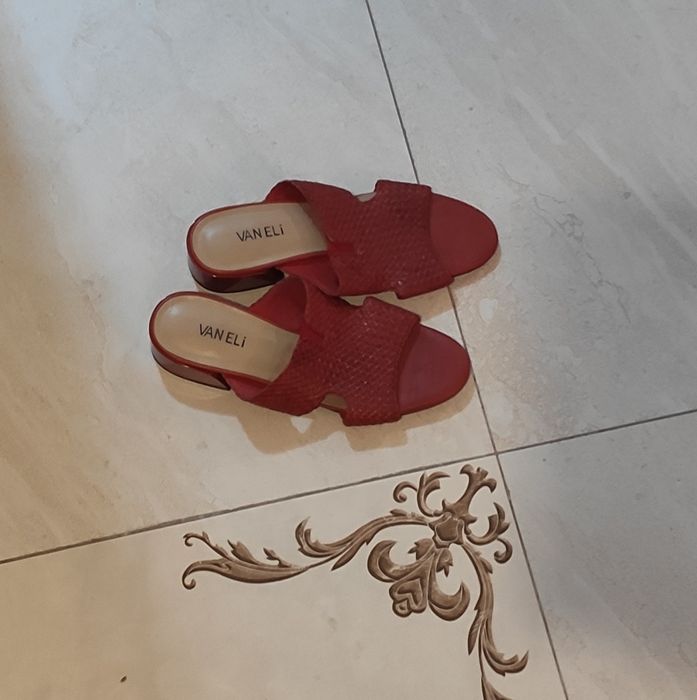 Фирменные,кожаные шлепки