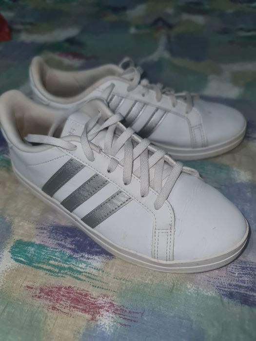 Adidasi dama nr 36, purtati foarte putin, ca noi.