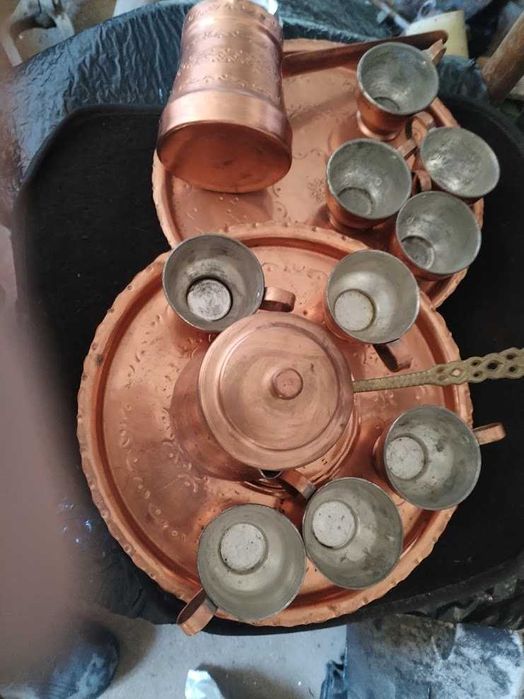 Продавам стари легени, медни подноси и джезвета, кани, чаши, тави.