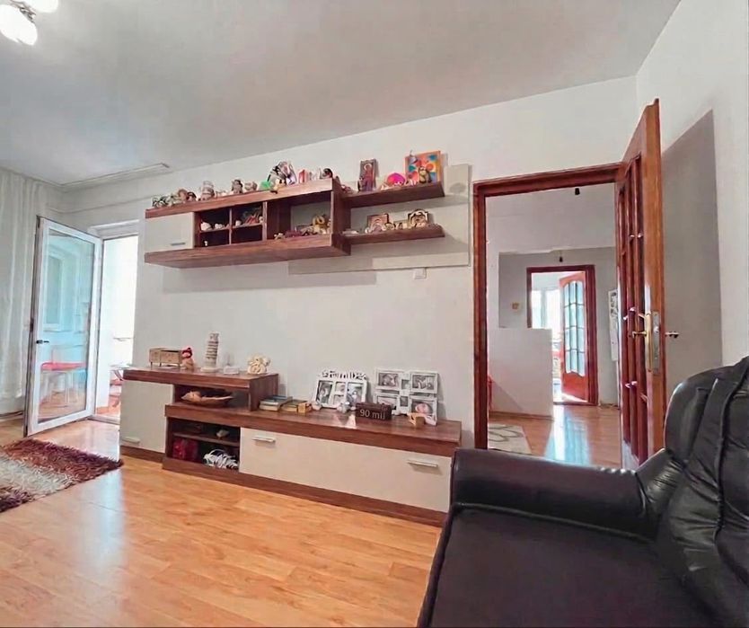 Apartament 2 Camere Decomandat,zona Alexandru Cel Bun preț puțin negociabil