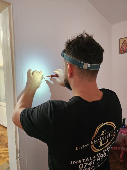 Electrician autorizat execut lucrări de instalații electrice