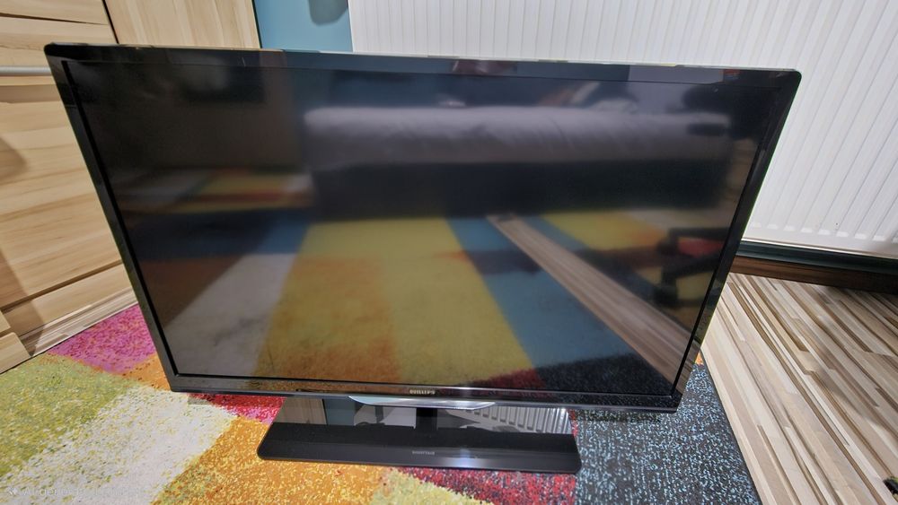 Philips Smart TV LED 32” stare excelentă + LED RGB Bluetooth Goove