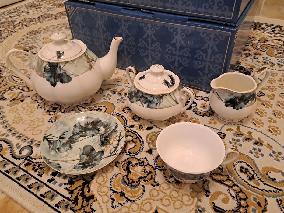 Фарфоровый чайный сервиз