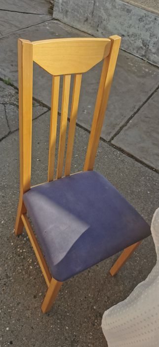Masa sufragerie masiv 2m x1, 20 m cu 6 scaune in stare buna, cu mici urme defolosinta la fel si scaunele.