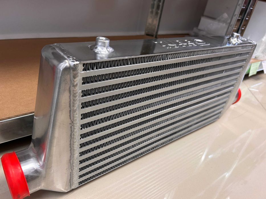 TurboWorks универсален интеркулер Intercooler 450x230x65 Bar&Plate