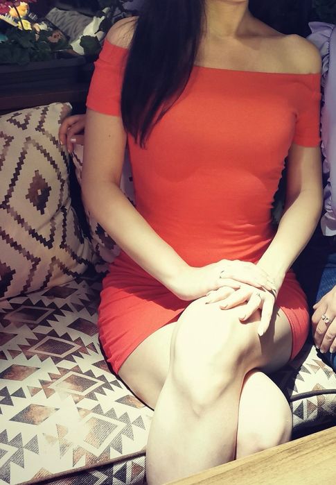 Къса червена рокля