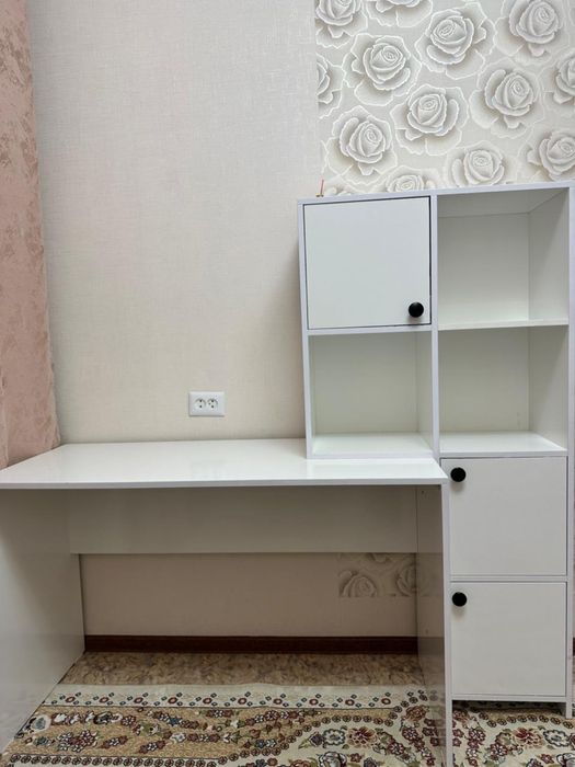 Стол-парта со шкафчиком и полками, почти новый
