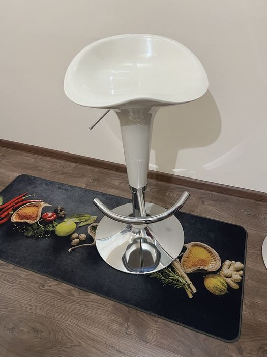 Бар столове бял и червен