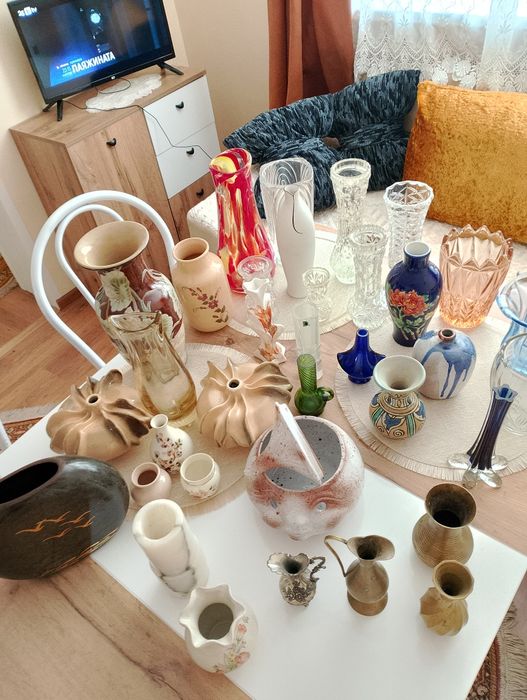 Различни видове стари-ретро вази,чаши