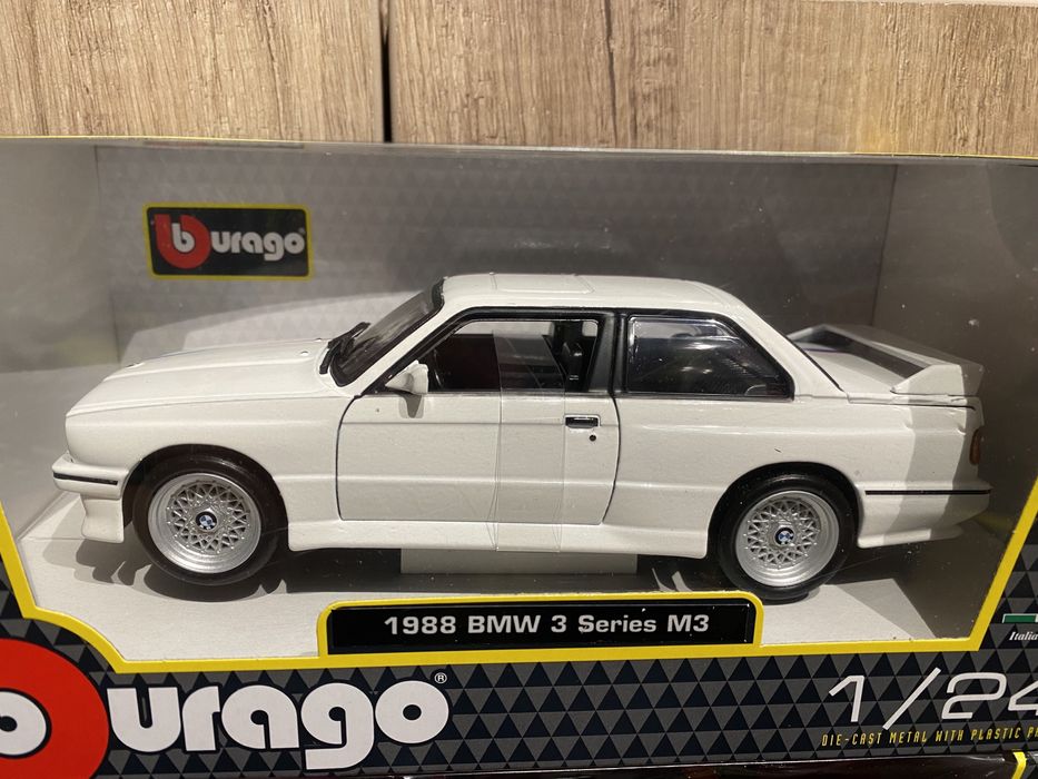 Bburago BMW 3 series M3 an 1988 roșu , alb machetă auto scara 1:24