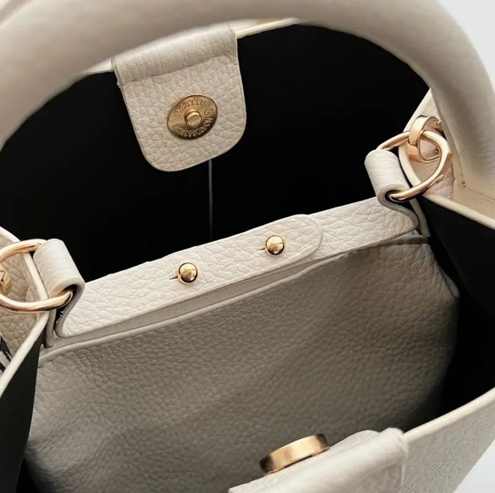 Нова бежова чанта