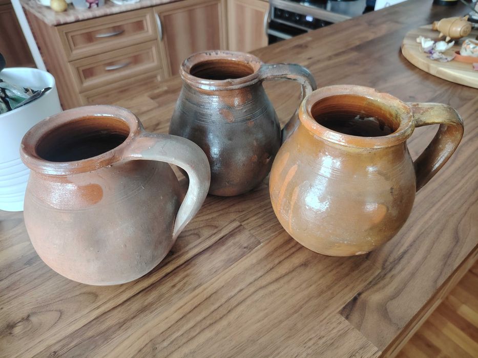 Три стари глинени кани