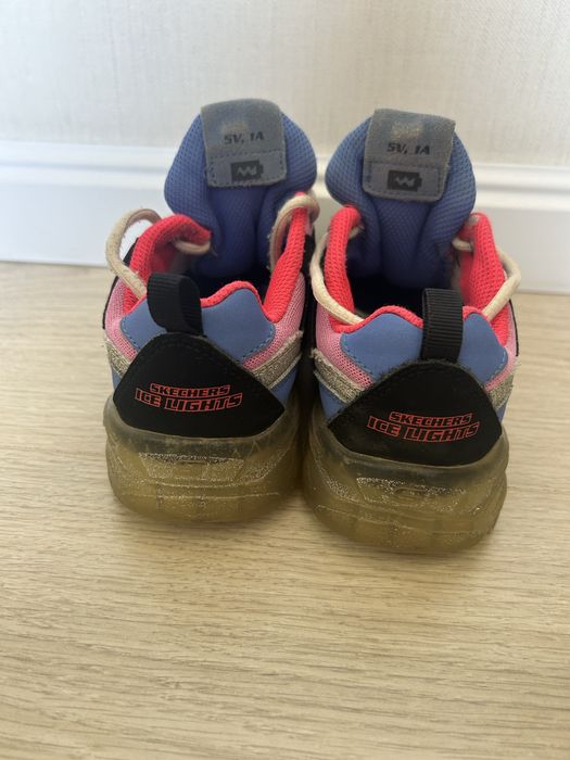 Продаю кроссовки SKECHERS