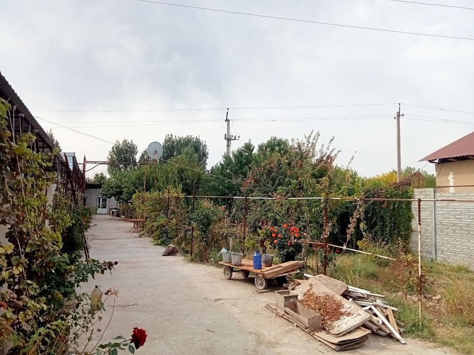 Участок с постройкой