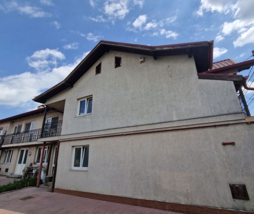 Închiriez casă cu etaj pentru activităţi comerciale, sediu firmă etc.