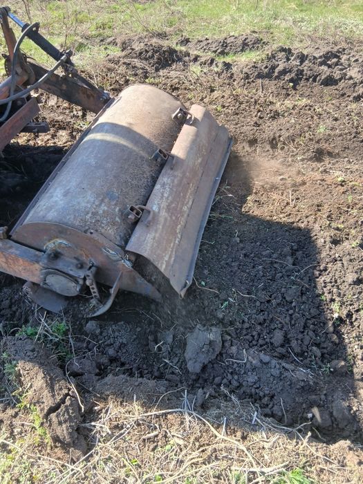 Вспашка земли плуг, фреза