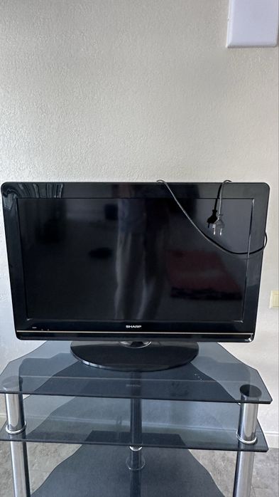 Sharp televizor va padstavka ikkalasi