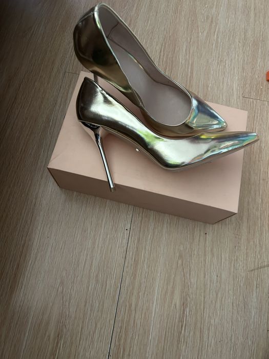 Златни обувки с висок ток