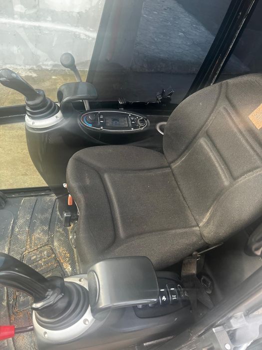 Vând miniexcavator JCB 8018 2012