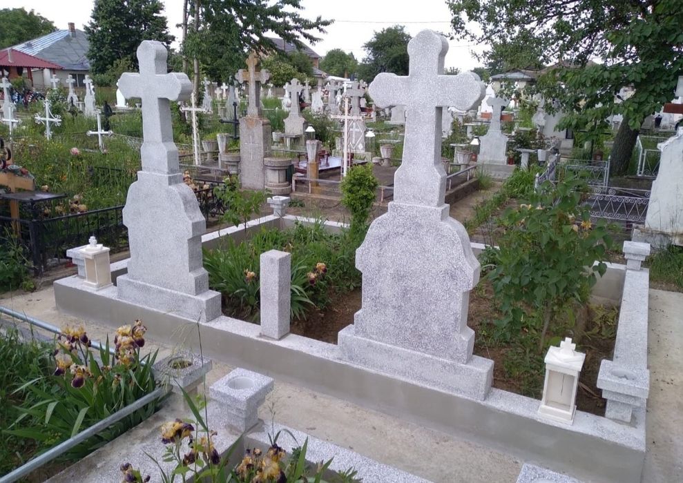 Vând loc de veci