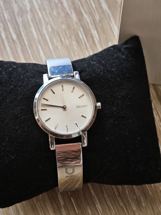 Сребрист часовник DKNY