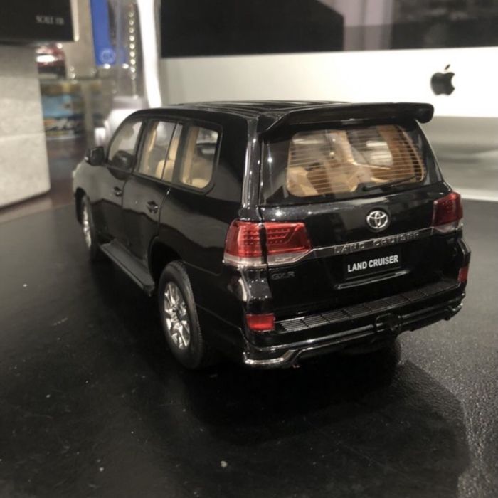 Модель 1:18. Land cruiser ls 200