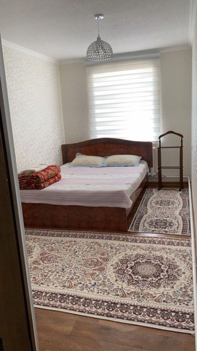 Спальни кровать, кухня гарнитур, тумбочка зеркало.