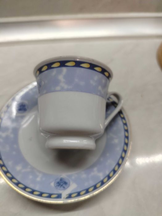 Сервиз за кафе с цветни мотиви