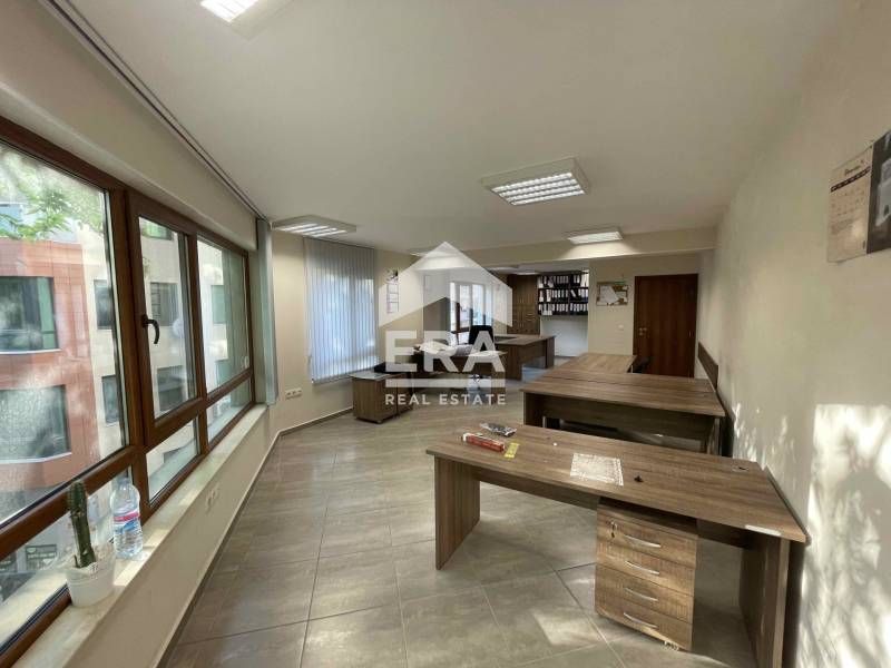 Частично обзаведен офис за продажба, в нова бизнес сграда, район Базар