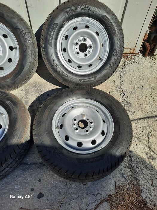 Бусови гуми с джанти 5×118, 215/70 R15C
