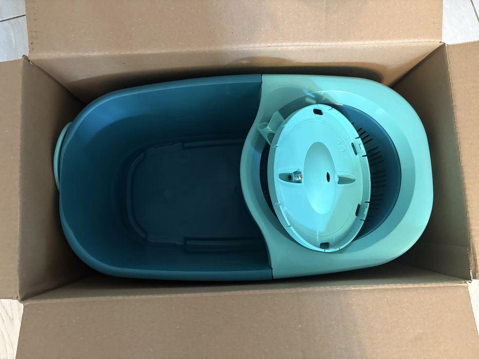 Set Leifheit Clean Twist compus din găleată și mecanism de stoarcere pentru mop.
