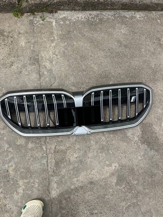 Obrisofka BMW  i5 yengi yechilgan sarapinasi yoq chetlari yonadi