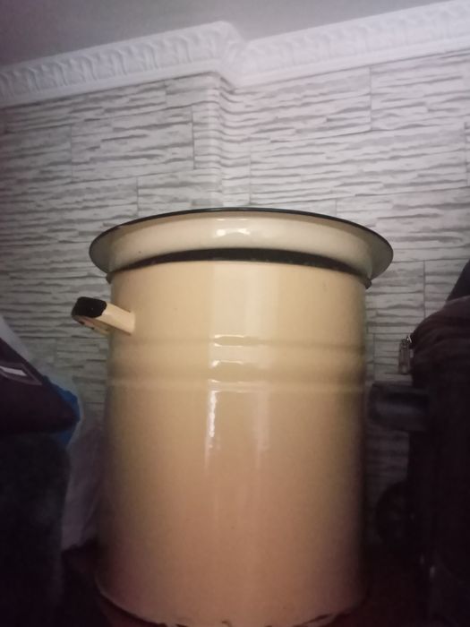 Большая эмалирлванная кастрюля