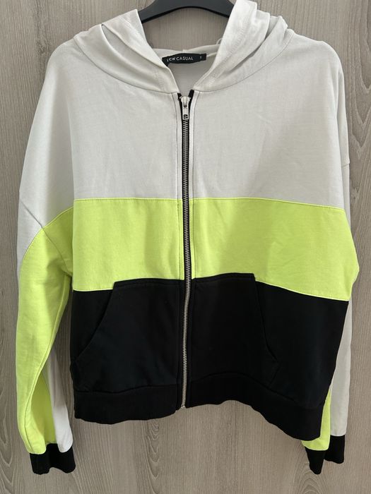 Спортни екипи и дрехи