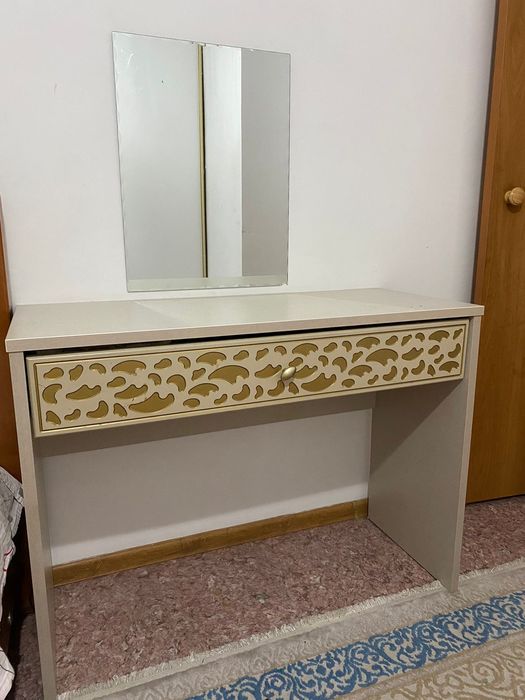 Продам туалетный столик