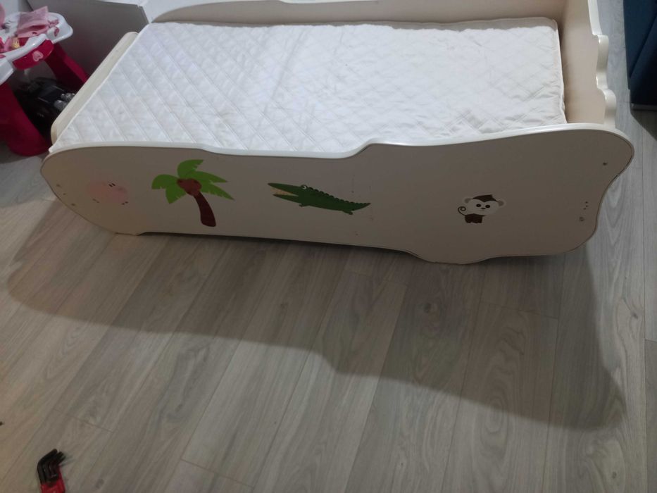 Pat copii tip mașinuță + saltea (dimensiuni 70x140 cm)