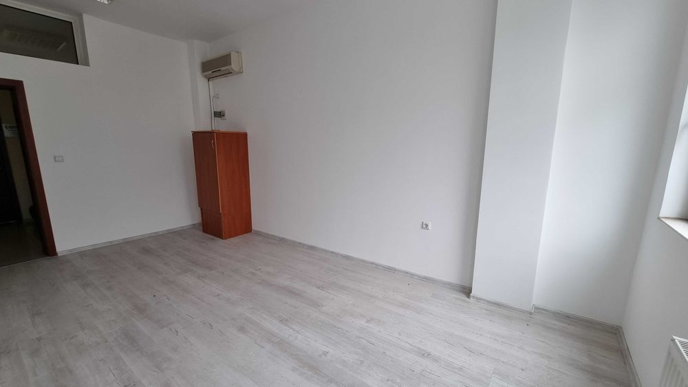 Продава се Офис в Разград, Център - 1358 кв.м за 564 €/кв.м - Снимка #9