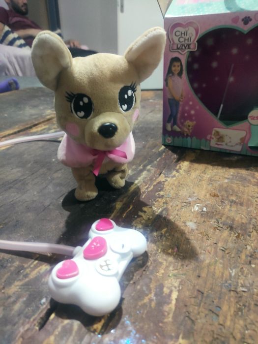 Вървящо и лаещо куче Chi chi love