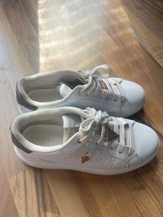 Adidasi Guess din piele marimea 40 Italia