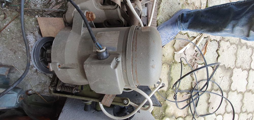 Doua motoare pentru masina de cusut cu ambreiaj