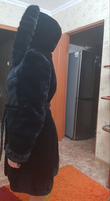 Продам шубу  мутон с отделкой норкой.