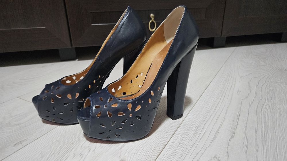 Pantofi piele decupati