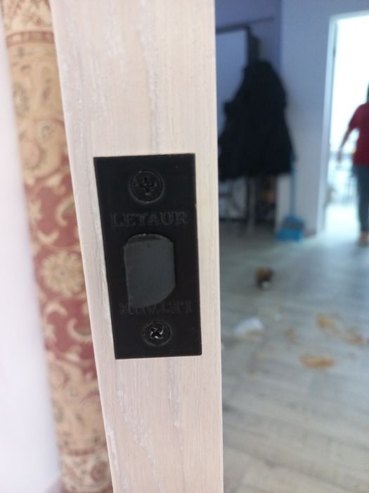 Установка межкомнатных дверей, замки.