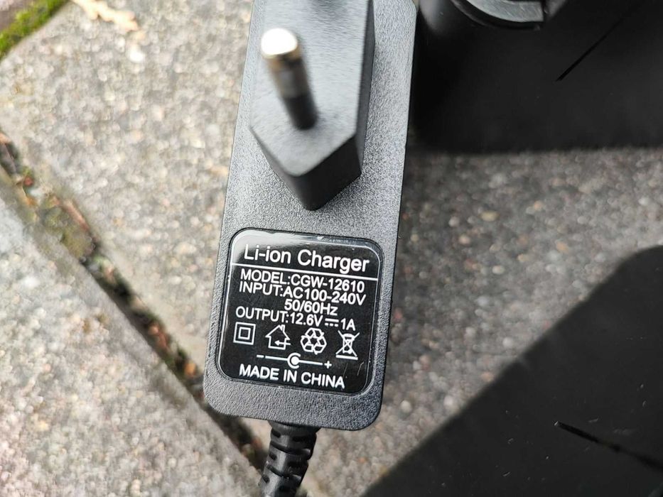 Acumulator Li-Ion 12V (3Ah) 100% nou + încărcător pentru scule Bosch