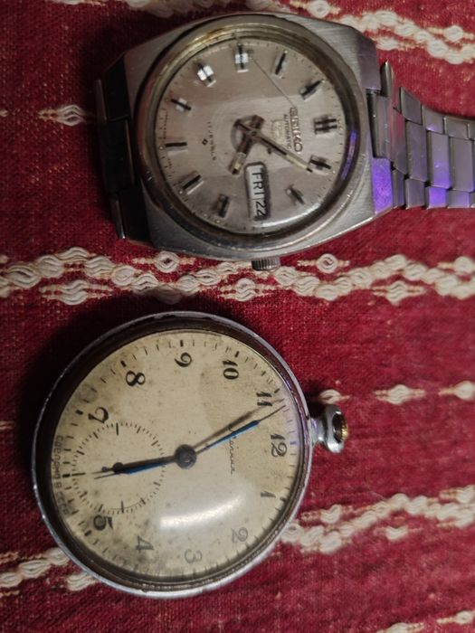 Стари  часовници, телефони