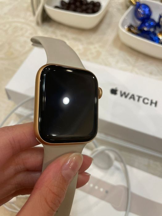 Продам Apple Watch SE 44mm Gold