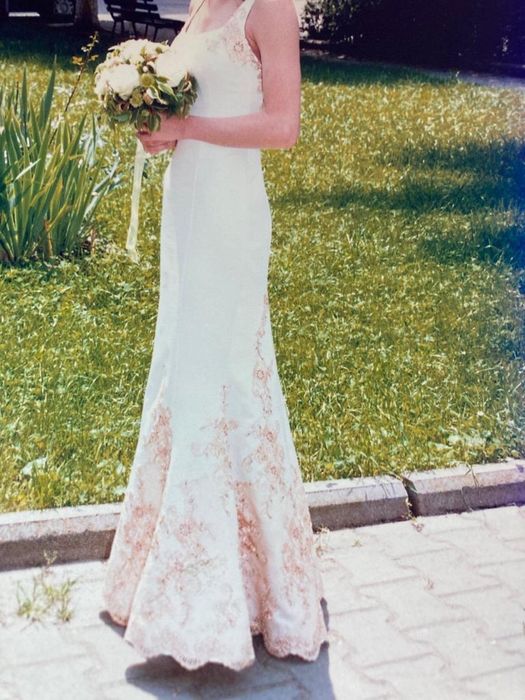 Rochie de mireasa (pentru o fata micuta si foarte slabuta)