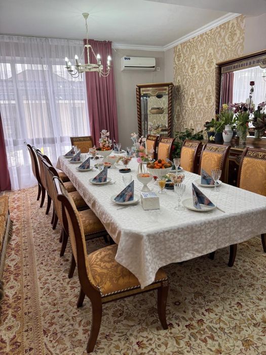 Стол с стулями.