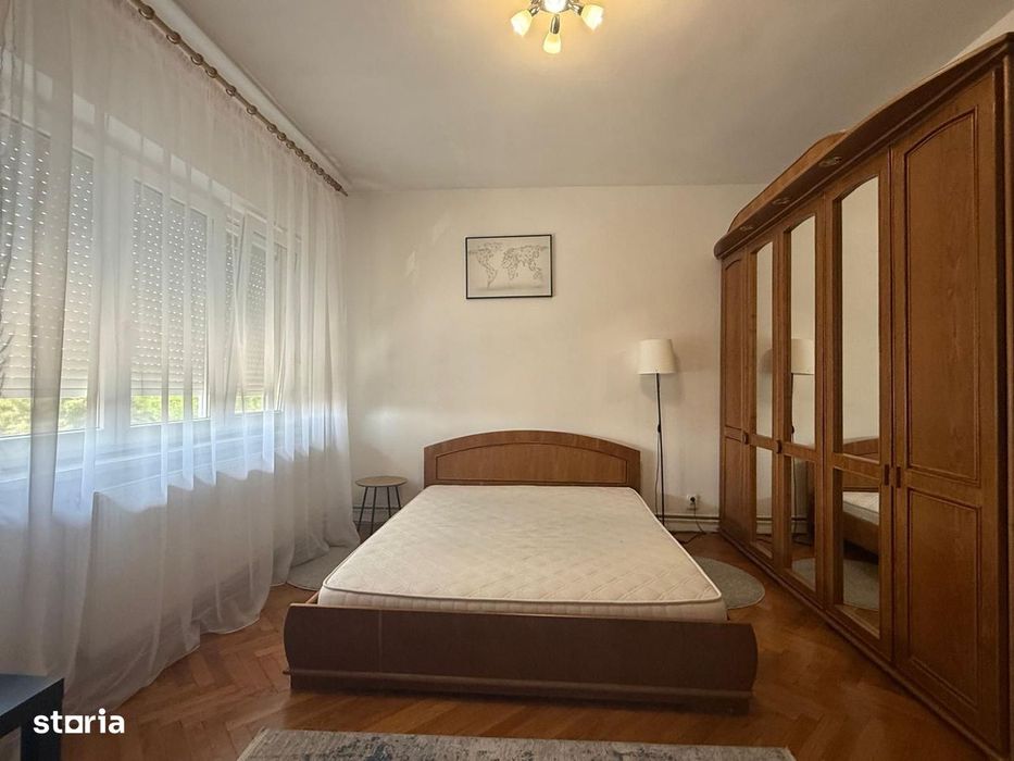 Apartament 3 camere, str. Bucuresti, suprafata generoasa