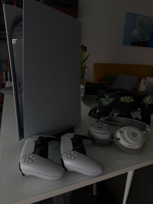 Vând PS5 Slim — Pachet complet, ca nou, cu cutie originală
